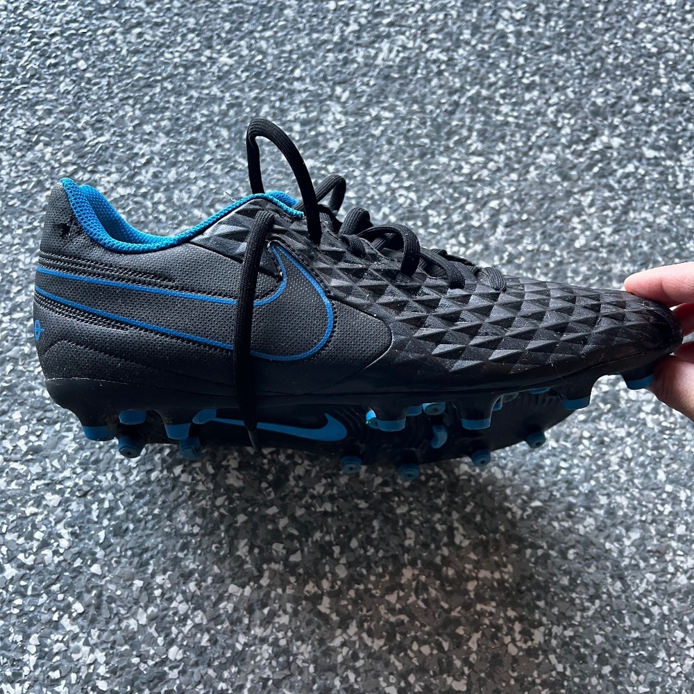 Nike Legend 8 Tiempo Soccer Cleats Black/Blue size 9.5 mens